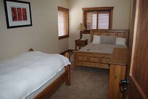 Timber Stone Lodge by RMA