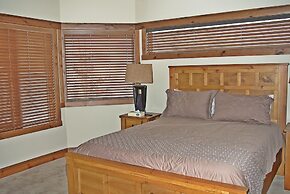 Timber Stone Lodge by RMA