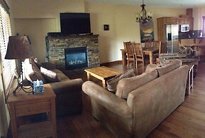 Timber Stone Lodge by RMA