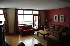 Timber Stone Lodge by RMA