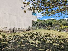 Howard Kenting Wonder House