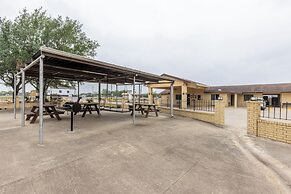 Freer Executive Inn and Studios