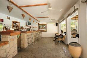 Coliseum Studios & Apartments