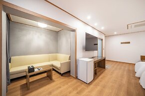 The 7 Business Hotel