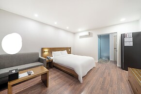 The 7 Business Hotel