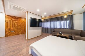 The 7 Business Hotel