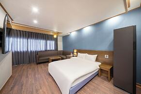 The 7 Business Hotel