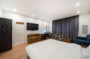 The 7 Business Hotel