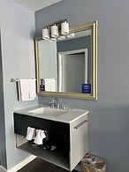 Oasis Inn & Suites