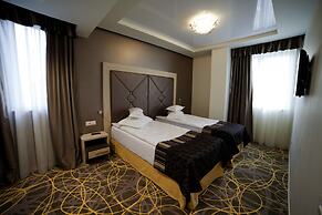 Exclusive Hotel & More