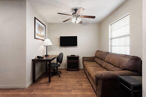 Eagle's Den Suites Big Spring a Travelodge by Wyndham