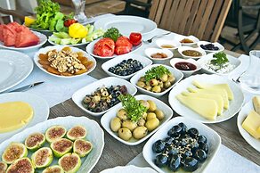 Swan Lake Boutique Hotel - Adults Only