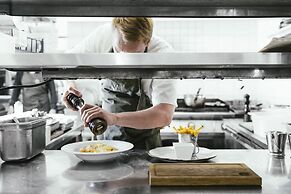 Langley Hotel Victors