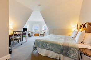 Castle Manor Inn