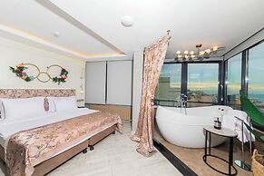 Ayramin Deluxe Hotel