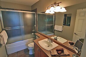 Sunset Waterfront Resort by DKRA