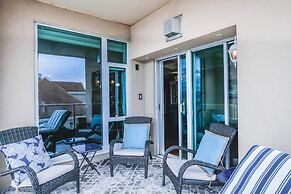 Sunset Waterfront Resort by DKRA