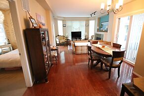 Sunset Waterfront Resort by DKRA