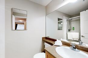 Sunset Waterfront Resort by DKRA