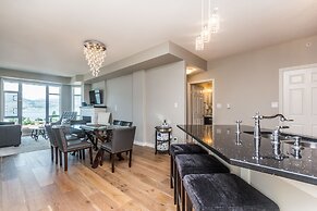 Sunset Waterfront Resort by DKRA