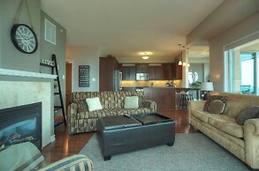 Sunset Waterfront Resort by DKRA