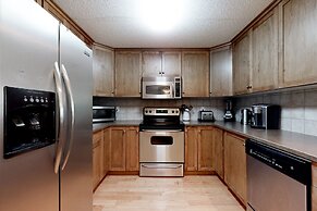 Sunset Waterfront Resort by DKRA