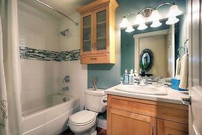 Sunset Waterfront Resort by DKRA