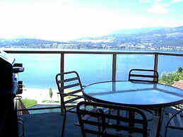 Sunset Waterfront Resort by DKRA