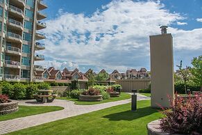 Sunset Waterfront Resort by DKRA