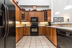 Sunset Waterfront Resort by DKRA