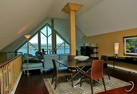 Sunset Waterfront Resort by DKRA