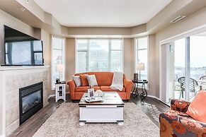 Sunset Waterfront Resort by DKRA