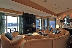 Sunset Waterfront Resort by DKRA