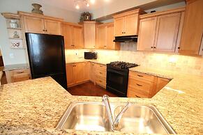 Sunset Waterfront Resort by DKRA