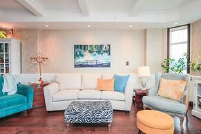 Sunset Waterfront Resort by DKRA