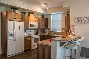 Sunset Waterfront Resort by DKRA