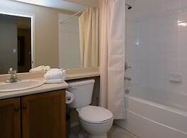 Sunset Waterfront Resort by DKRA