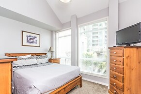 Sunset Waterfront Resort by DKRA