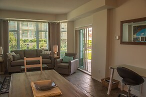 Sunset Waterfront Resort by DKRA