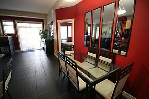 Sunset Waterfront Resort by DKRA