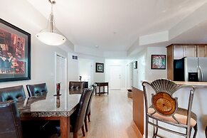 Sunset Waterfront Resort by DKRA