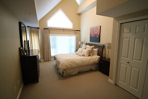 Sunset Waterfront Resort by DKRA