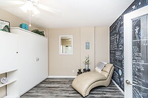 Sunset Waterfront Resort by DKRA