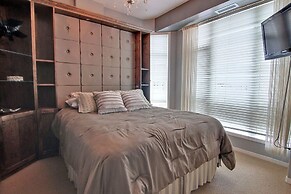 Sunset Waterfront Resort by DKRA