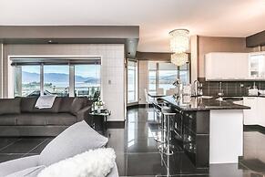 Sunset Waterfront Resort by DKRA