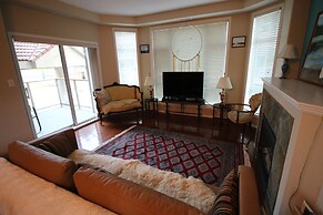 Sunset Waterfront Resort by DKRA