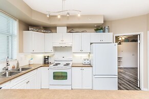 Sunset Waterfront Resort by DKRA