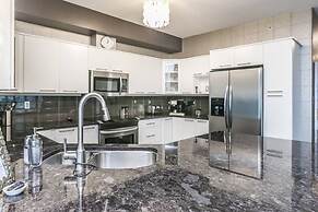 Sunset Waterfront Resort by DKRA