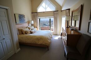 Sunset Waterfront Resort by DKRA