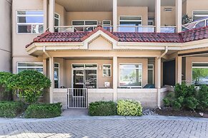 Sunset Waterfront Resort by DKRA